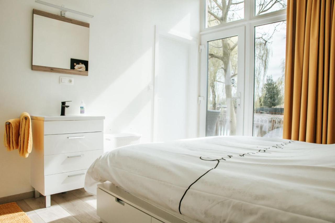 Chalet Trendy Aan Visvijver *