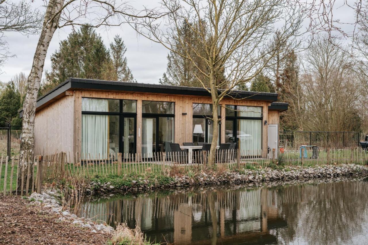 Trendy Aan Visvijver Chalet Hamme
